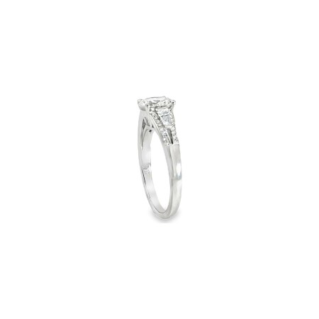 Solitaire en or blanc et diamants