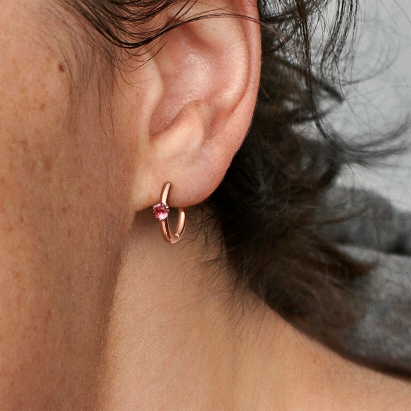 Boucles d'oreilles créoles Pandora Colours enveloppantes solitaire rose en metal doré rose et cristal