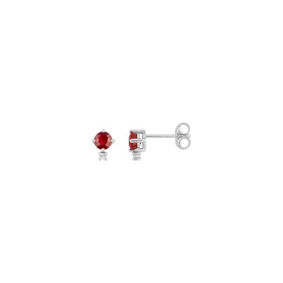 Clous d'oreilles en or blanc, rubis et diamant 0.02ct