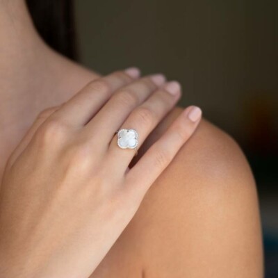 Bague Morganne Bello Corset Victoria en or blanc, nacre et diamants