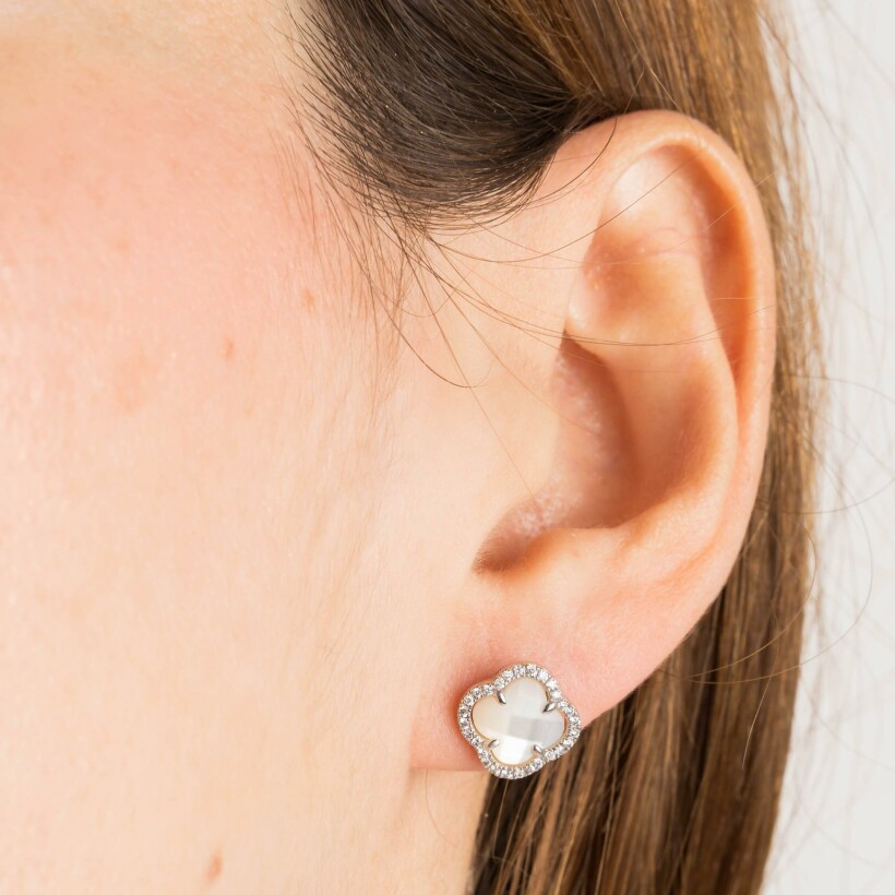 Boucles d'oreilles Morganne Bello Victoria Diamants en or blanc, nacre blanche et diamants