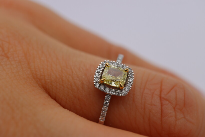 Bague en or blanc diamant jaune de 0.52ct et diamants de 0.12ct
