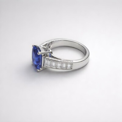 Bague or blanc saphir coussin, diamants baguette et brillant