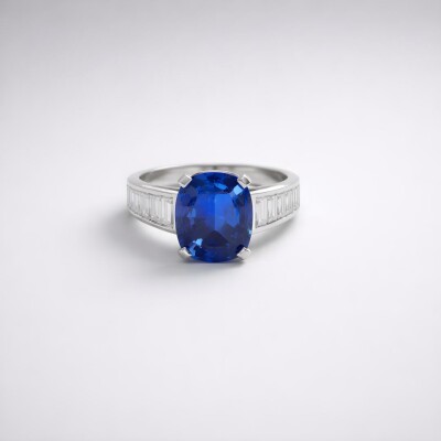 Bague or blanc saphir coussin, diamants baguette et brillant
