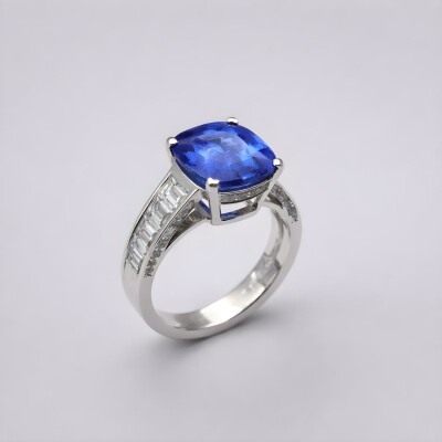 Bague or blanc saphir coussin, diamants baguette et brillant