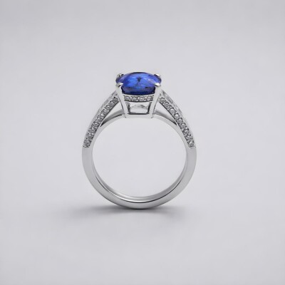 Bague or blanc saphir coussin, diamants baguette et brillant