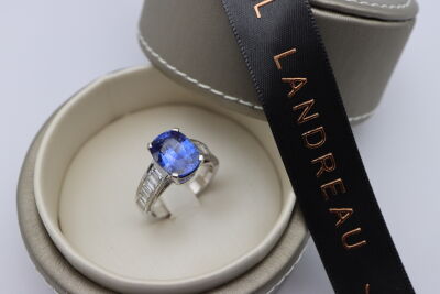 Bague or blanc saphir coussin, diamants baguette et brillant