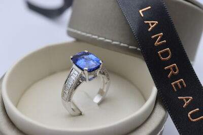 Bague or blanc saphir coussin, diamants baguette et brillant