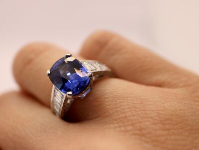 Bague or blanc saphir coussin, diamants baguette et brillant