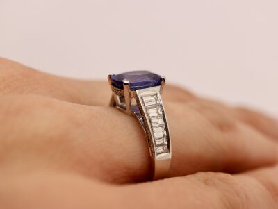Bague or blanc saphir coussin, diamants baguette et brillant