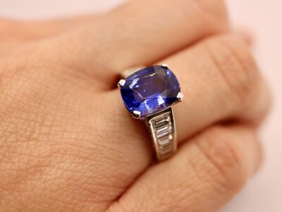 Bague or blanc saphir coussin, diamants baguette et brillant