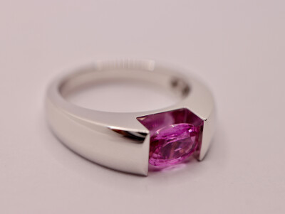Bague en or blanc et saphir rose de 0.870ct