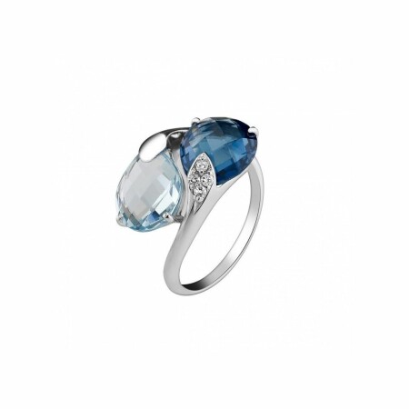 Bague en or blanc, topazes bleues et diamants