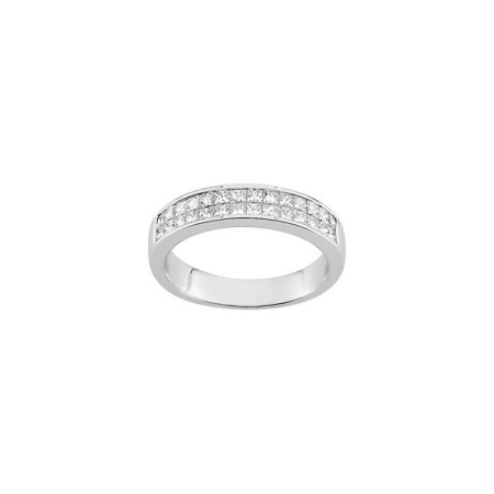 Alliance demi-tour en or blanc et diamants taille princesse