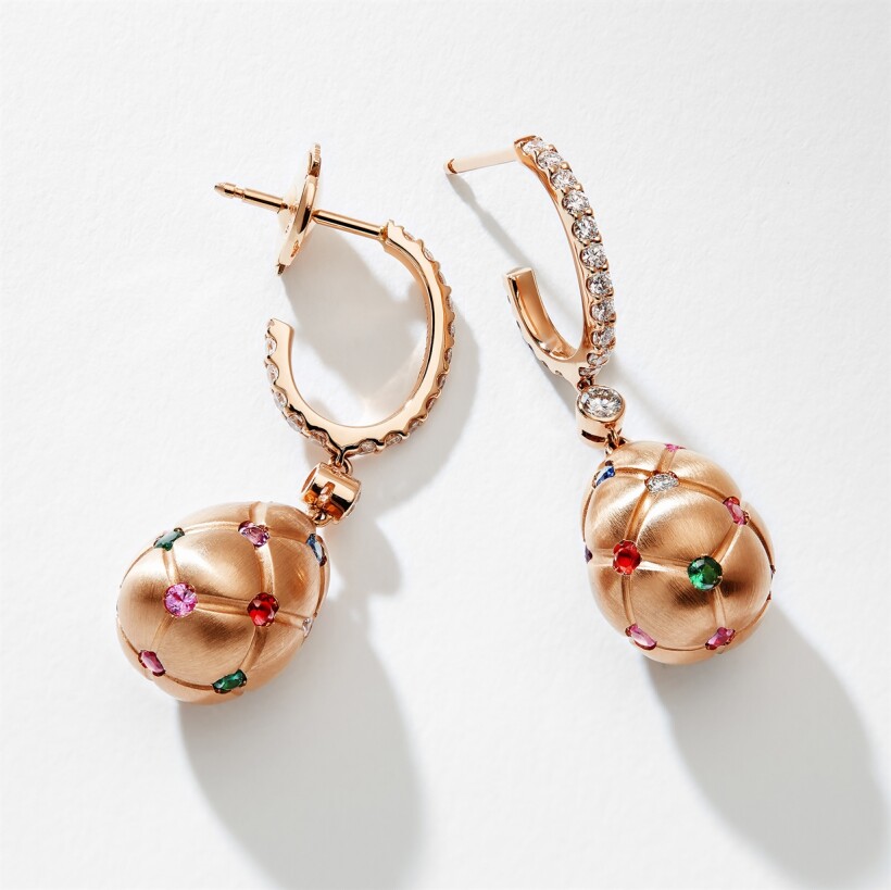 Boucles d'oreilles Fabergé Treillage en or rose, saphirs, rubis et diamants