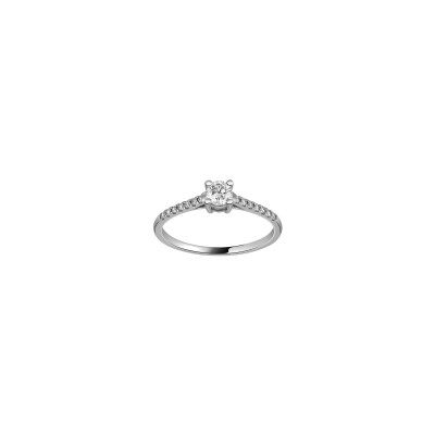 Solitaire accompagnés en or blanc et diamants