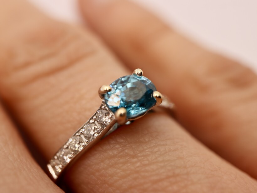 Bague en or blanc zircon bleu et diamants de 0.380ct