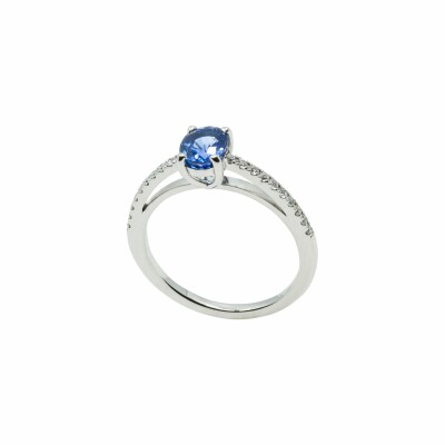 Bague en or blanc, saphir bleu et diamant