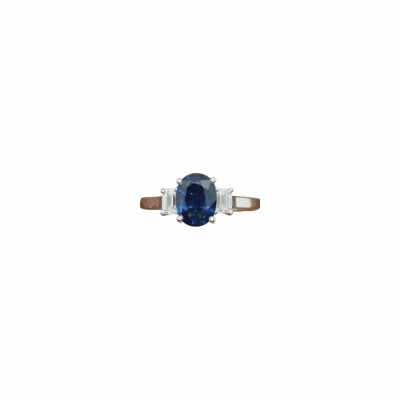 Solitaire en or blanc, saphir ovale bleu et entourage diamants poires