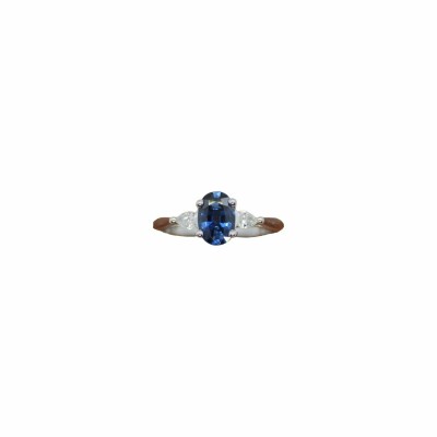 Solitaire en or blanc, saphir ovale bleu et entourage diamants baguettes