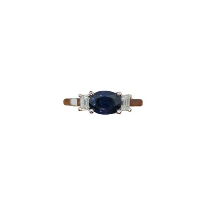 Bague en or blanc et diamants et saphir bleu