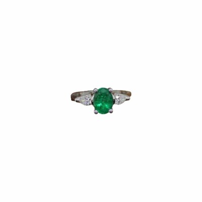 Solitaire en or blanc, émeraude ovale de Zambie et entourage diamants
