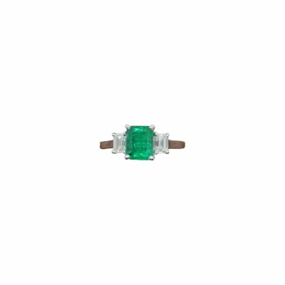 Solitaire en or blanc, émeraude et entourage diamants baguettes