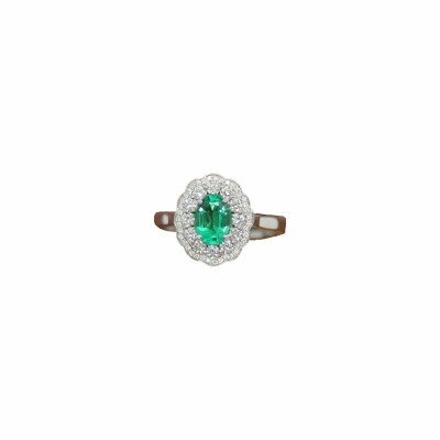 Bague Marguerite en or blanc, émeraude ovale et diamants