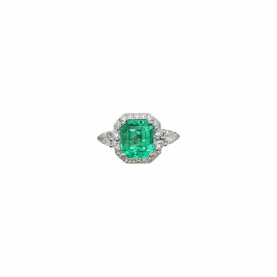 Bague en or blanc, émeraude rectangle à pan et entourage diamants