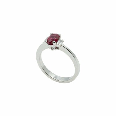 Bague en or blanc, rubis et diamant