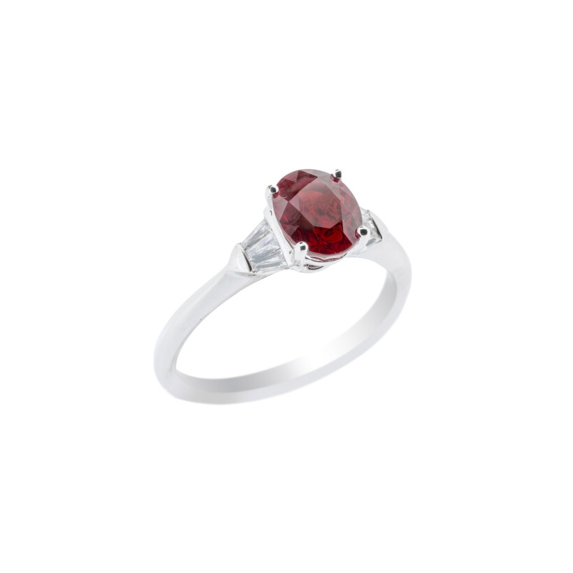 Bague en or blanc, rubis et diamants