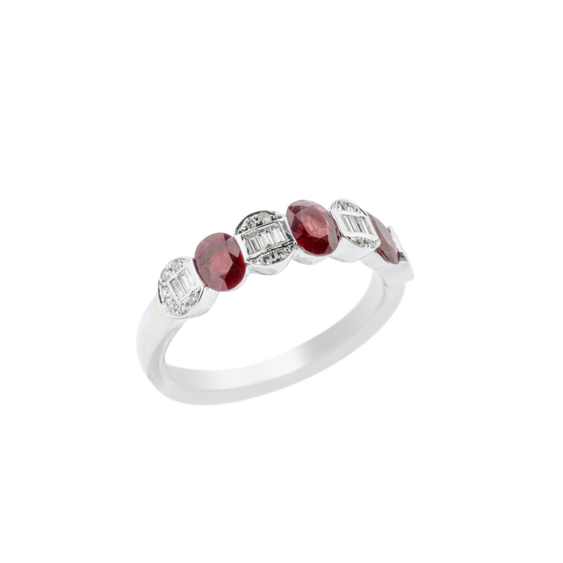 Bague en or blanc, rubis et diamants