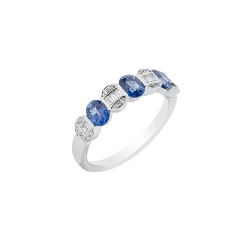 Bague en or blanc, saphirs et diamants