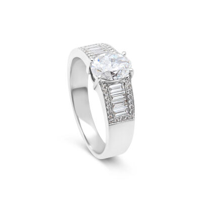 Bague Traviata en or blanc, diamant taille ovale, diamants taille baguette et diamants