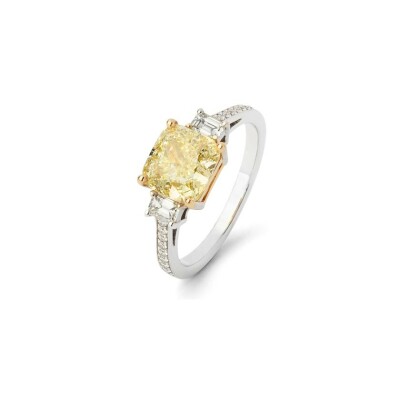 Bague en or blanc et en or jaune avec diamant de centre de 2,50 cts taille coussin. Entourage diamant dont 2 diamants de 0,29 cts taille émeraude,