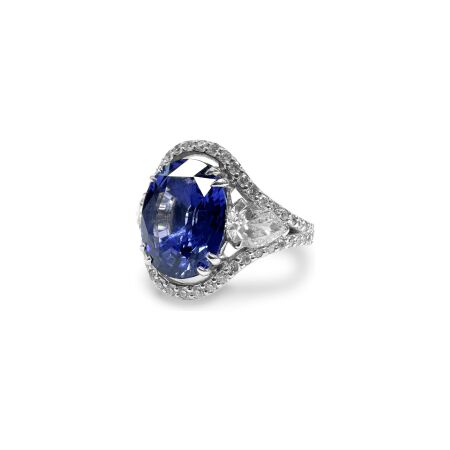 Bague Isabelle Barrier en or blanc, diamants de 0.80ct et saphir bleu de 4.06cts, taille 52