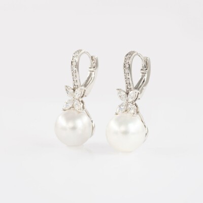Boucles d'oreilles or blanc, diamants & perles