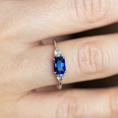 Bague Organzine or blanc, saphir & diamants