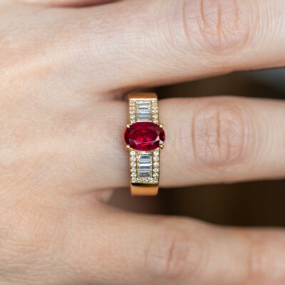 Bague 1930 or jaune, rubis & diamants