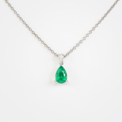 Collier Absolu or blanc, émeraude & diamants