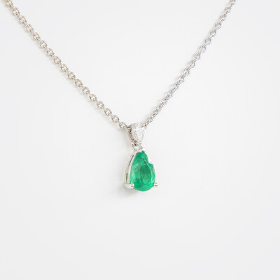 Collier Absolu or blanc, émeraude & diamants