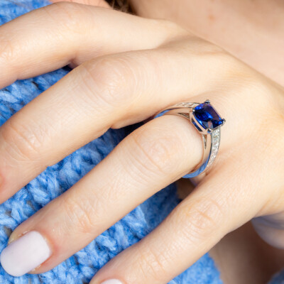 Bague Royale or blanc, saphir & diamants