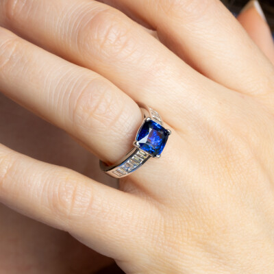 Bague Royale or blanc, saphir & diamants