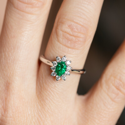 Bague Pompadour or blanc, émeraude & diamants