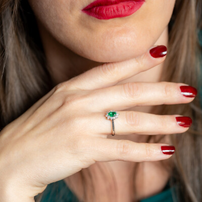 Bague Pompadour or blanc, émeraude & diamants