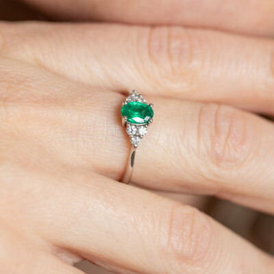 Bague Olympe or blanc, émeraude & diamants 