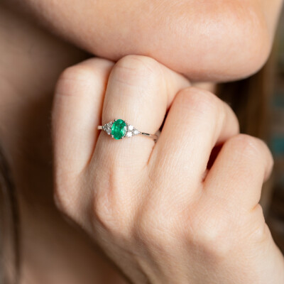 Bague Olympe or blanc, émeraude & diamants 