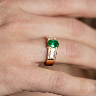 Bague 1930 or jaune, émeraude & diamants
