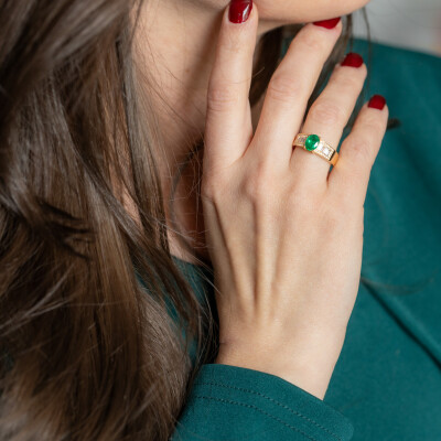 Bague 1930 or jaune, émeraude & diamants