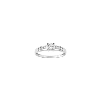 Bague en or blanc et oxyde de zirconium